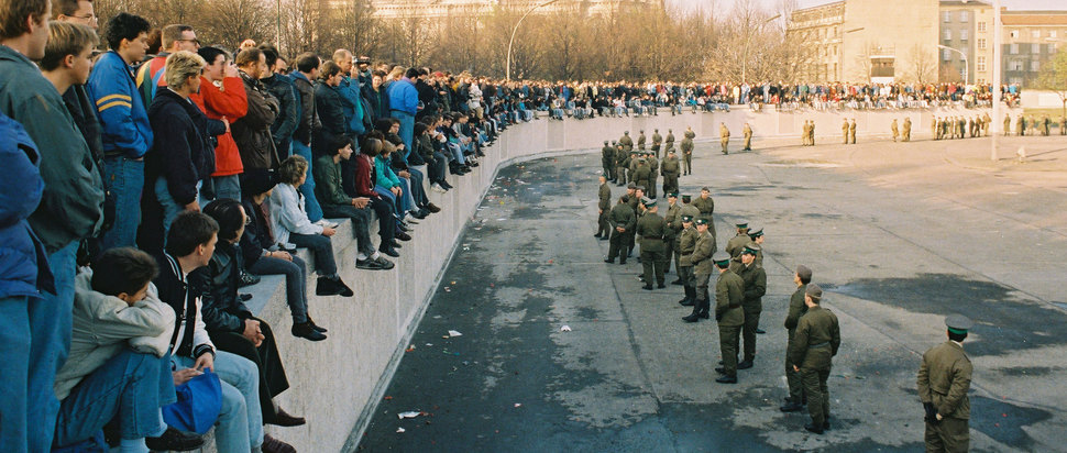 Мирная революция. ГДР 1989. ГДР демонстрация. Бархатная революция в ГДР.