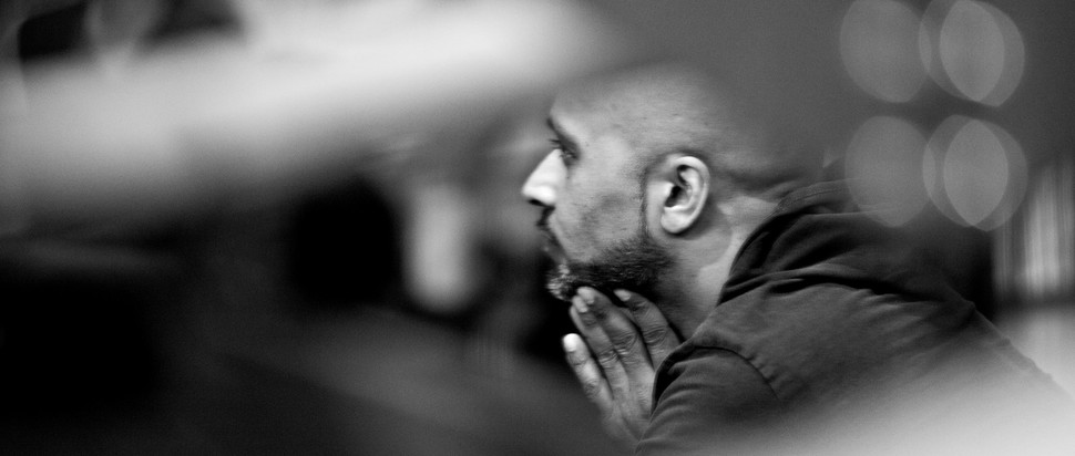 Akram para la musica. Akram Khan. Акрам. Akram Khan Company.