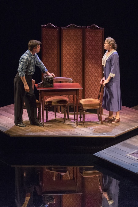 review the glass menagerie